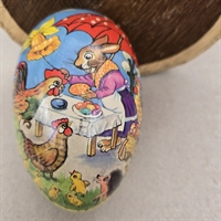 dekoreret-farverigt-pap-paaskeaeg-gammelt-pindsvin-med-stok